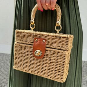 Modische gewebte Tasche mit Handgriff in Korbform und eckigem Design. Ausgestattet mit Drehverschluss, goldenen Details und abnehmbarer goldener Schulterkette. Leichte, komfortable Damenhandtasche, die als Handtasche oder Umhängetasche getragen werden kann. Der lässige Stil und das zarte, einzigartige Design machen sie zum perfekten Begleiter für den Alltag und zu einem echten Blickfang.
