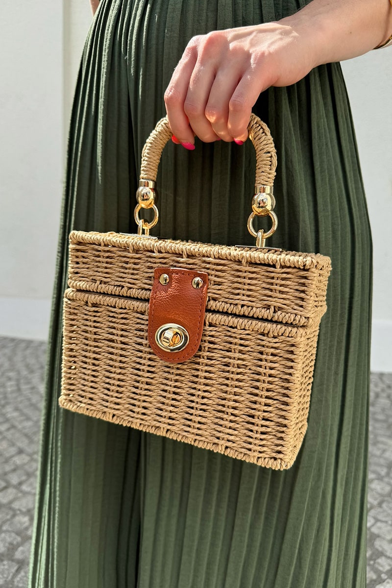 Modische gewebte Tasche mit Handgriff in Korbform und eckigem Design. Ausgestattet mit Drehverschluss, goldenen Details und abnehmbarer goldener Schulterkette. Leichte, komfortable Damenhandtasche, die als Handtasche oder Umh&auml;ngetasche getragen werden kann. Der l&auml;ssige Stil und das zarte, einzigartige Design machen sie zum perfekten Begleiter f&uuml;r den Alltag und zu einem echten Blickfang.