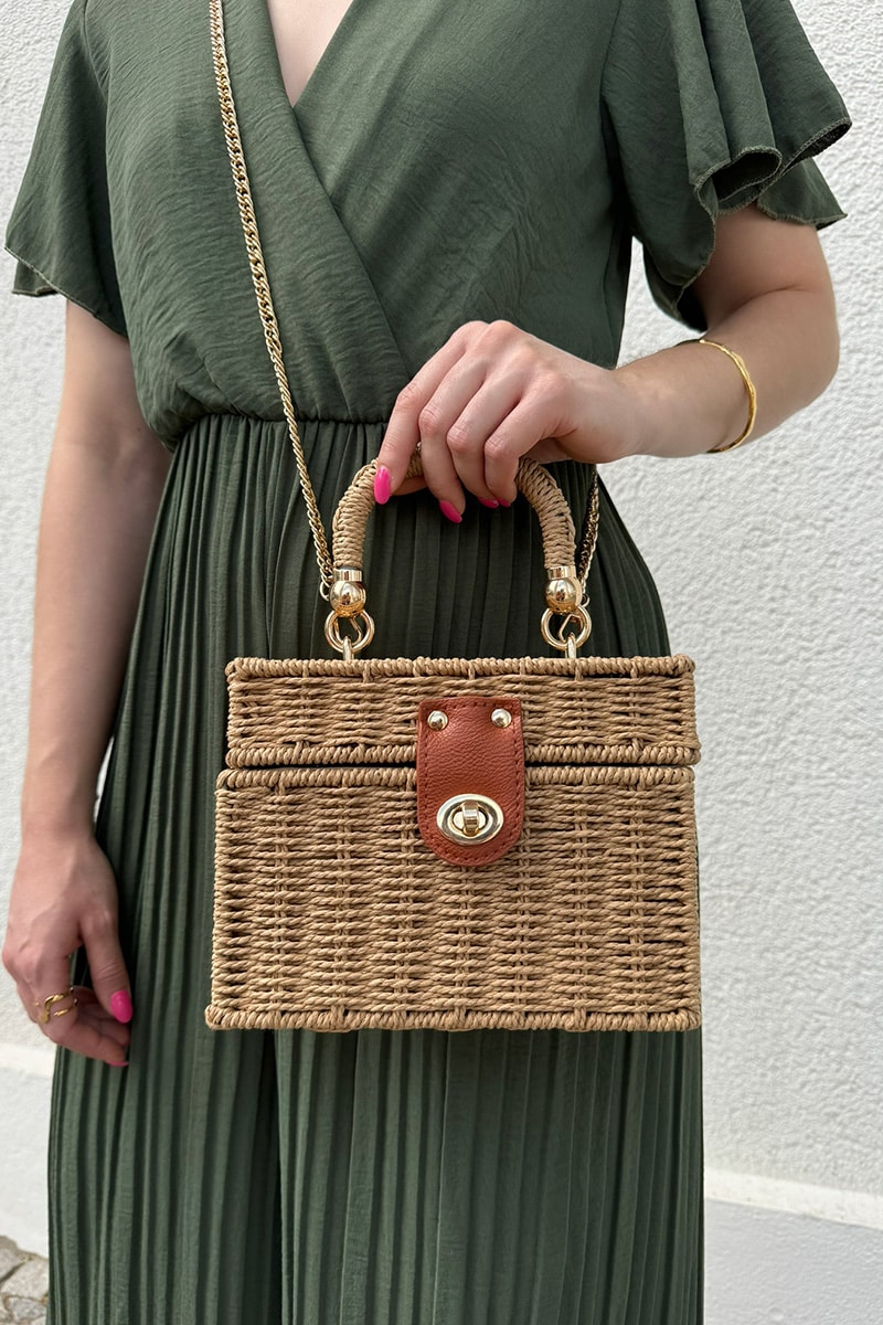 Modische gewebte Tasche mit Handgriff in Korbform und eckigem Design. Ausgestattet mit Drehverschluss, goldenen Details und abnehmbarer goldener Schulterkette. Leichte, komfortable Damenhandtasche, die als Handtasche oder Umh&auml;ngetasche getragen werden kann. Der l&auml;ssige Stil und das zarte, einzigartige Design machen sie zum perfekten Begleiter f&uuml;r den Alltag und zu einem echten Blickfang.