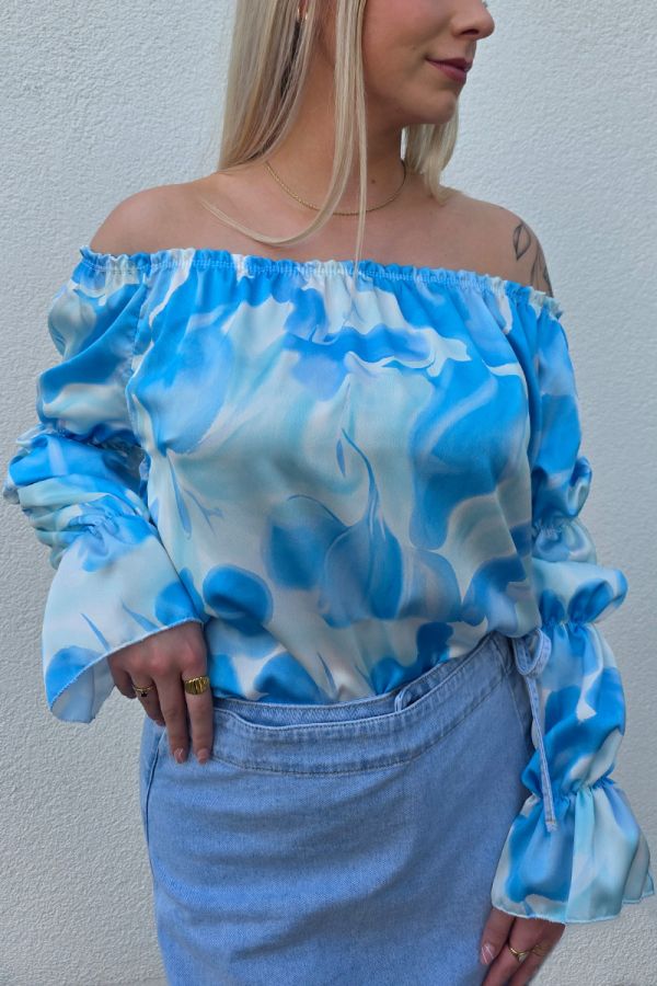 Elegante Off-Shoulder-Bluse aus fließendem Satin mit elastischem Ausschnitt für sicheren Sitz. Das seidig schimmernde Material zeigt ein verschwimmendes Wirbelmuster in Blau- und Weißtönen. Lange Ärmel mit Volant-Abschluss und leichtem Puff-Effekt verleihen der Bluse eine feminine Note. Der lockere Schnitt umspielt sanft die Figur und sorgt für ein luftiges Tragegefühl.