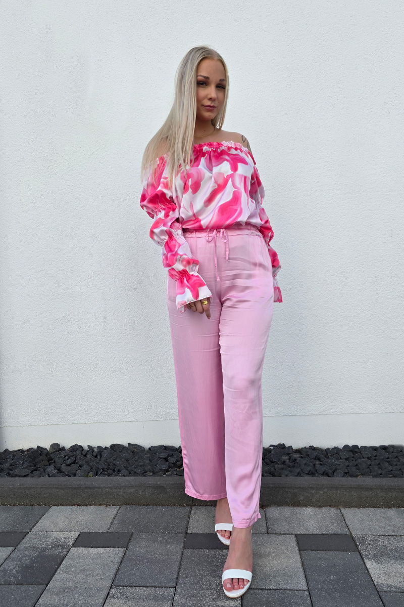 Elegante Off-Shoulder-Bluse aus fließendem Satin mit elastischem Ausschnitt für sicheren Sitz. Das seidig schimmernde Material zeigt ein verschwimmendes Wirbelmuster in Pink- und Weißtönen. Lange Ärmel mit Volant-Abschluss und leichtem Puff-Effekt verleihen der Bluse eine feminine Note. Der lockere Schnitt umspielt sanft die Figur und sorgt für ein luftiges Tragegefühl.