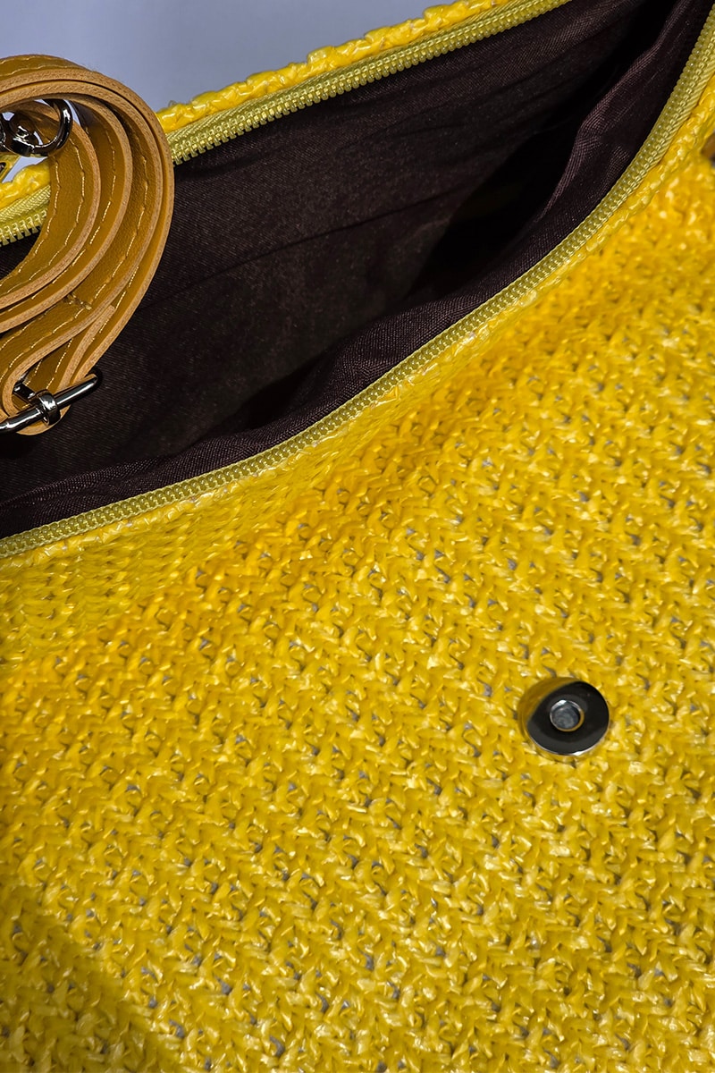 Sommerliche geflochtene Clutch-Tasche mit stilvollem Flechtdesign in gelb. Die Tasche verf&uuml;gt &uuml;ber einen sicheren Rei&szlig;verschluss und zus&auml;tzlichen Magnetverschluss. Dank des abnehmbaren und verstellbaren Schulterriemchens kann sie flexibel als Clutch oder Umh&auml;ngetasche getragen werden. Leichtes, modisches Accessoire f&uuml;r Alltag, Urlaub und sommerliche Outfits.