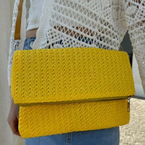 Sommerliche geflochtene Clutch-Tasche mit stilvollem Flechtdesign in gelb. Die Tasche verfügt über einen sicheren Reißverschluss und zusätzlichen Magnetverschluss. Dank des abnehmbaren und verstellbaren Schulterriemchens kann sie flexibel als Clutch oder Umhängetasche getragen werden. Leichtes, modisches Accessoire für Alltag, Urlaub und sommerliche Outfits.
