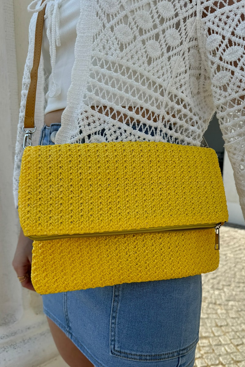 Sommerliche geflochtene Clutch-Tasche mit stilvollem Flechtdesign in gelb. Die Tasche verf&uuml;gt &uuml;ber einen sicheren Rei&szlig;verschluss und zus&auml;tzlichen Magnetverschluss. Dank des abnehmbaren und verstellbaren Schulterriemchens kann sie flexibel als Clutch oder Umh&auml;ngetasche getragen werden. Leichtes, modisches Accessoire f&uuml;r Alltag, Urlaub und sommerliche Outfits.