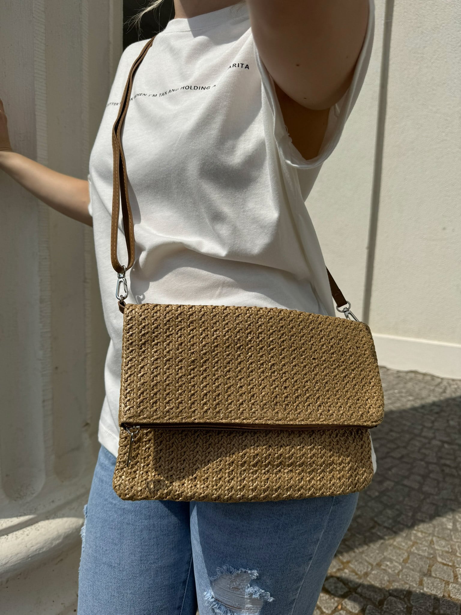 Sommerliche geflochtene Clutch-Tasche mit stilvollem Flechtdesign in beige. Die Tasche verf&uuml;gt &uuml;ber einen sicheren Rei&szlig;verschluss und zus&auml;tzlichen Magnetverschluss. Dank des abnehmbaren und verstellbaren Schulterriemchens kann sie flexibel als Clutch oder Umh&auml;ngetasche getragen werden. Leichtes, modisches Accessoire f&uuml;r Alltag, Urlaub und sommerliche Outfits.