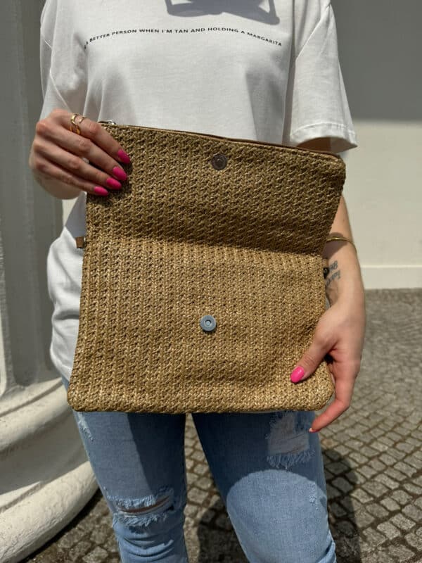 Sommerliche geflochtene Clutch-Tasche mit stilvollem Flechtdesign in beige. Die Tasche verfügt über einen sicheren Reißverschluss und zusätzlichen Magnetverschluss. Dank des abnehmbaren und verstellbaren Schulterriemchens kann sie flexibel als Clutch oder Umhängetasche getragen werden. Leichtes, modisches Accessoire für Alltag, Urlaub und sommerliche Outfits.