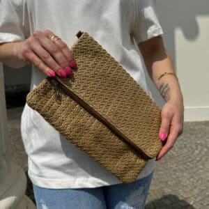 Sommerliche geflochtene Clutch-Tasche mit stilvollem Flechtdesign in beige. Die Tasche verfügt über einen sicheren Reißverschluss und zusätzlichen Magnetverschluss. Dank des abnehmbaren und verstellbaren Schulterriemchens kann sie flexibel als Clutch oder Umhängetasche getragen werden. Leichtes, modisches Accessoire für Alltag, Urlaub und sommerliche Outfits.