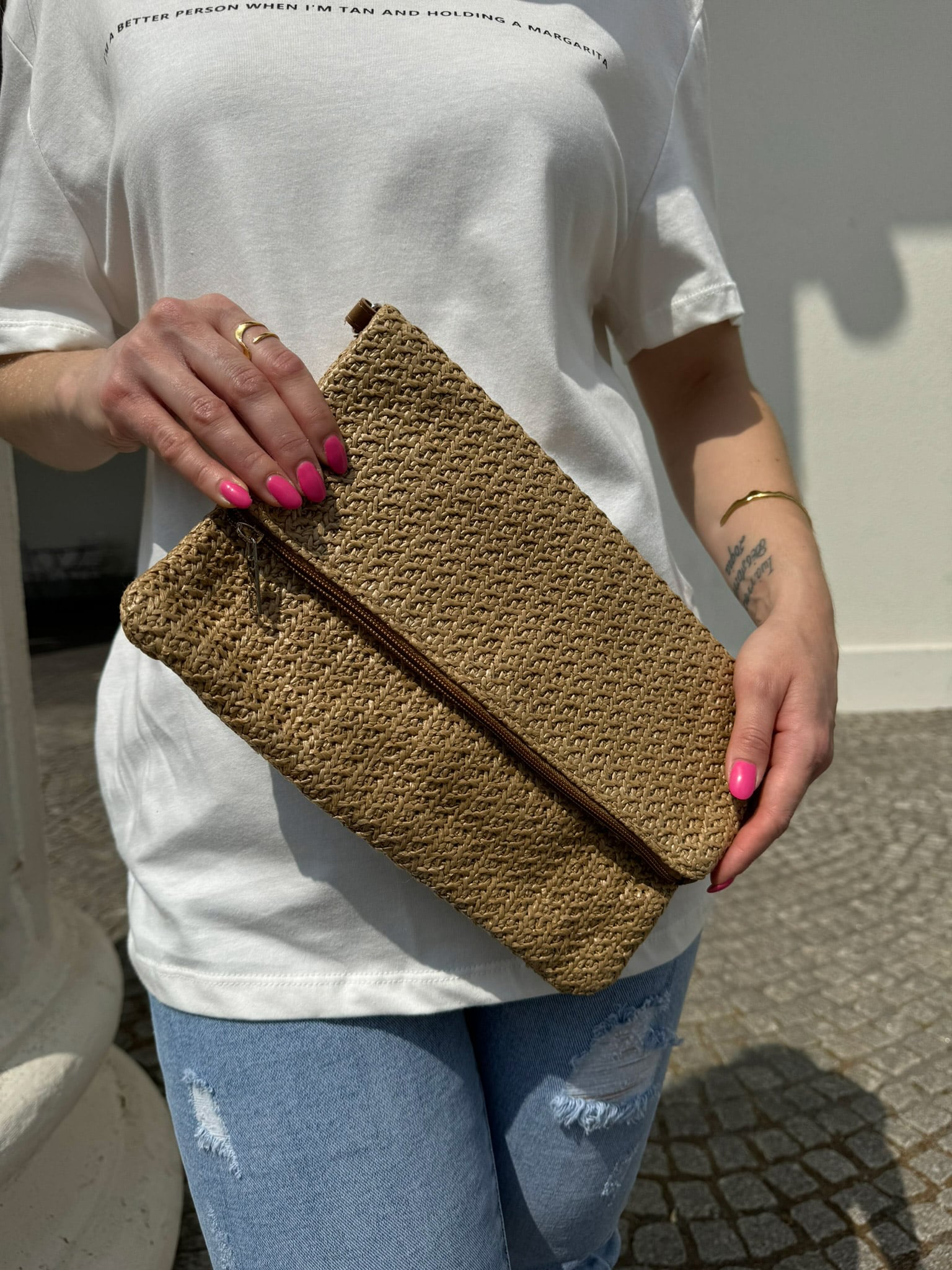 Sommerliche geflochtene Clutch-Tasche mit stilvollem Flechtdesign in beige. Die Tasche verf&uuml;gt &uuml;ber einen sicheren Rei&szlig;verschluss und zus&auml;tzlichen Magnetverschluss. Dank des abnehmbaren und verstellbaren Schulterriemchens kann sie flexibel als Clutch oder Umh&auml;ngetasche getragen werden. Leichtes, modisches Accessoire f&uuml;r Alltag, Urlaub und sommerliche Outfits.
