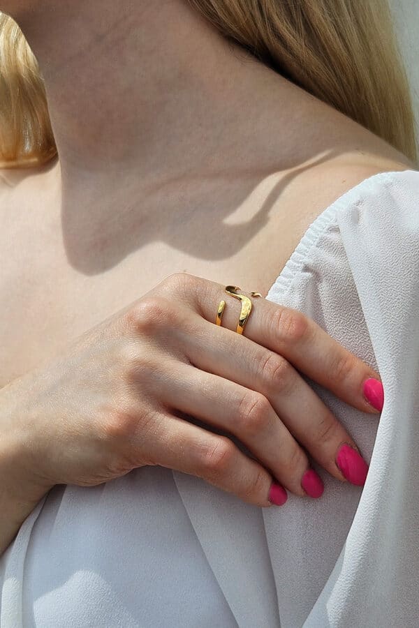 Goldener Wellenring für Damen aus Edelstahl mit 14 Karat Vergoldung, verstellbares Design mit geschwungener organischer Form in eleganter Goldoptik.