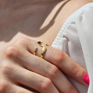 Goldener Wellenring für Damen aus Edelstahl mit 14 Karat Vergoldung, verstellbares Design mit geschwungener organischer Form in eleganter Goldoptik.