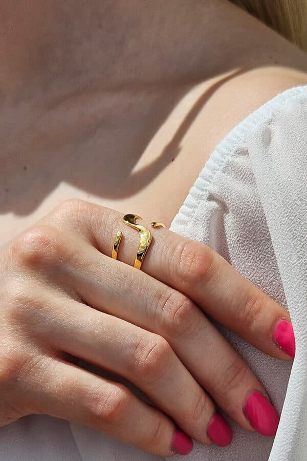 Goldener Wellenring für Damen aus Edelstahl mit 14 Karat Vergoldung, verstellbares Design mit geschwungener organischer Form in eleganter Goldoptik.