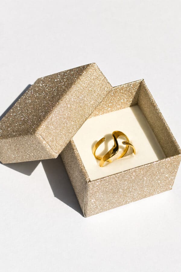 Goldener Wellenring für Damen aus Edelstahl mit 14 Karat Vergoldung, verstellbares Design mit geschwungener organischer Form in eleganter Goldoptik.