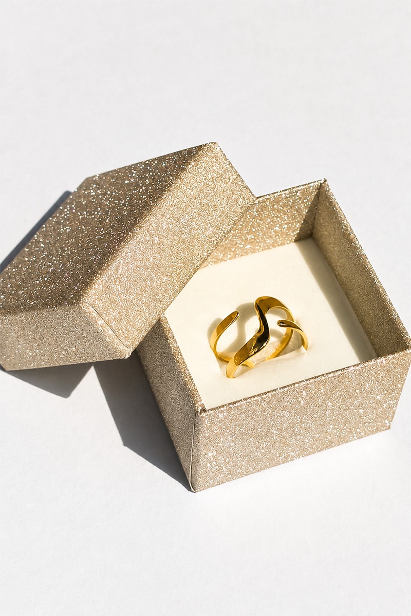 Goldener Wellenring f&uuml;r Damen aus Edelstahl mit 14 Karat Vergoldung, verstellbares Design mit geschwungener organischer Form in eleganter Goldoptik.