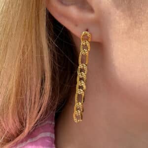 Goldene Kettenohrringe für Damen mit länglichen, strukturierten Kettengliedern in eleganter Goldoptik. Moderne Statement-Ohrringe im trendigen Hängeohrring-Design für stilvolle Looks.