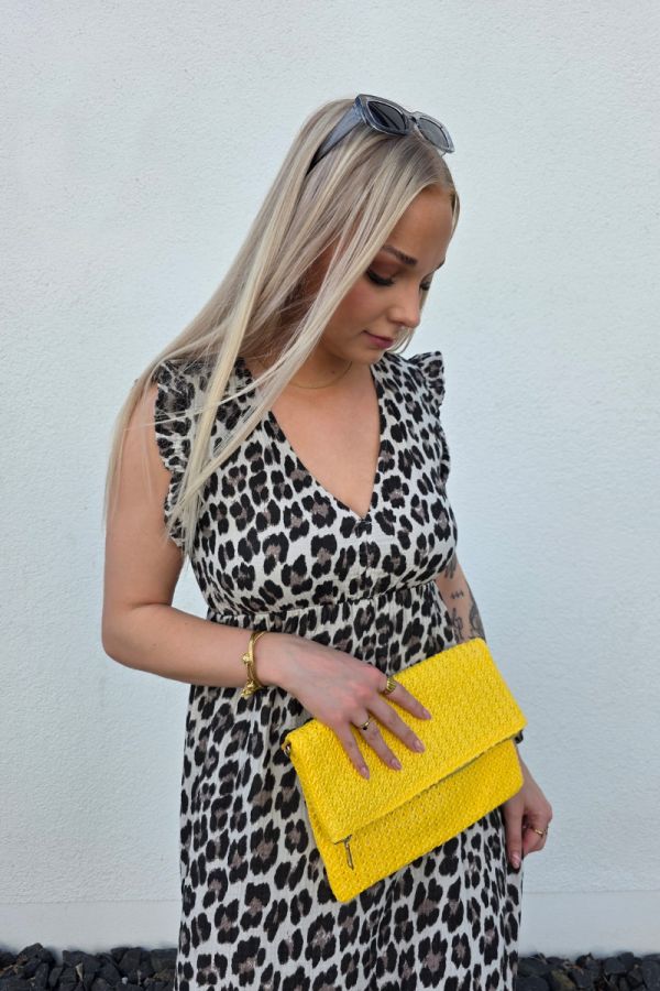 Dieses elegante Maxikleid besticht durch sein angesagtes Leopardenmuster und den lockeren, fließenden Musselinstoff. Der feminine V-Ausschnitt und die verspielten Volantärmel mit Rüschen verleihen dem Kleid eine besondere Note, während der Gummizug an der Taille die Figur sanft betont und für einen angenehmen Sitz sorgt.