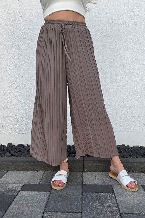 Lässige Plissee-Hose in taupe mit High Waist Schnitt und weitem Bein. Die Hose hat einen Gummizug mit Band an der Taille für eine bequeme Passform. Sie ist mit einer langen, eingenähten Unterhose ausgestattet, die blickdicht ist. Der luftige Stoff macht die Hose ideal für Frühling und Sommer.