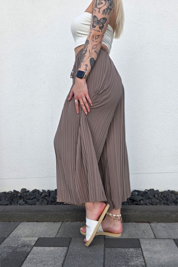 Lässige Plissee-Hose in taupe mit High Waist Schnitt und weitem Bein. Die Hose hat einen Gummizug mit Band an der Taille für eine bequeme Passform. Sie ist mit einer langen, eingenähten Unterhose ausgestattet, die blickdicht ist. Der luftige Stoff macht die Hose ideal für Frühling und Sommer.