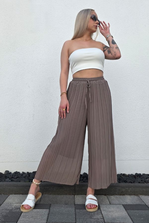 Lässige Plissee-Hose in taupe mit High Waist Schnitt und weitem Bein. Die Hose hat einen Gummizug mit Band an der Taille für eine bequeme Passform. Sie ist mit einer langen, eingenähten Unterhose ausgestattet, die blickdicht ist. Der luftige Stoff macht die Hose ideal für Frühling und Sommer.
