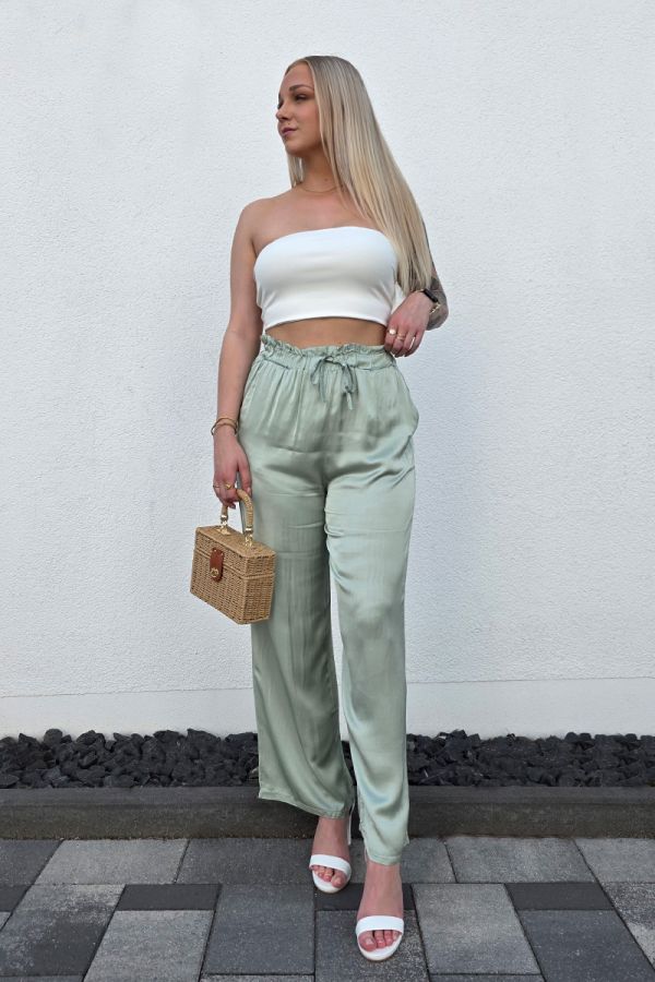 Diese edle Hose in Satin-Optik in einem eleganten Olivton überzeugt mit einem hohen, elastischen Paperbag-Bund und einem lockeren, weiten Schnitt, der luftig und bequem sitzt. Seitliche Eingrifftaschen sorgen für praktische Details, während das fließende Material einen femininen Look unterstreicht. Ideal kombinierbar mit einem Bandeau-Top und Sandaletten für einen lässig-eleganten Casual Chic Style.