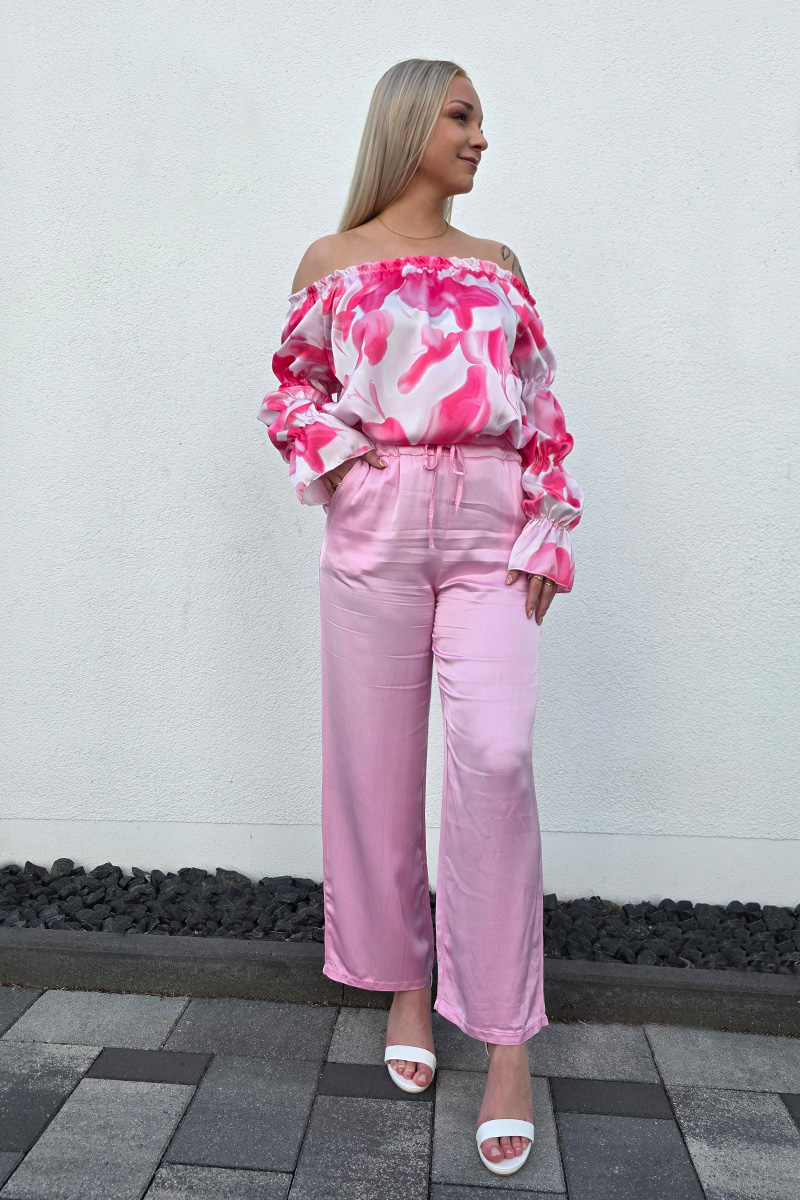 Diese edle Hose in Satin-Optik in einem eleganten Rosaton überzeugt mit einem hohen, elastischen Paperbag-Bund und einem lockeren, weiten Schnitt, der luftig und bequem sitzt. Seitliche Eingrifftaschen sorgen für praktische Details, während das fließende Material einen femininen Look unterstreicht. Ideal kombinierbar mit einem Bandeau-Top und Sandaletten für einen lässig-eleganten Casual Chic Style.