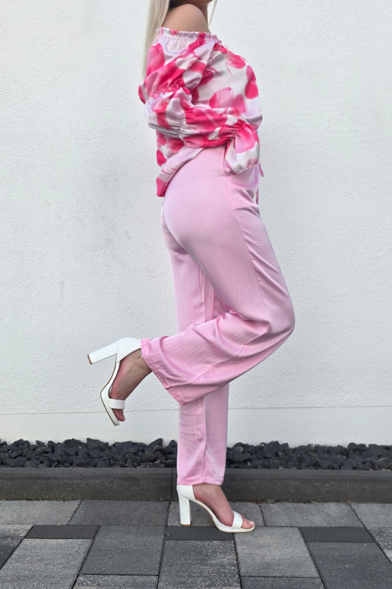 Diese edle Hose in Satin-Optik in einem eleganten Rosaton überzeugt mit einem hohen, elastischen Paperbag-Bund und einem lockeren, weiten Schnitt, der luftig und bequem sitzt. Seitliche Eingrifftaschen sorgen für praktische Details, während das fließende Material einen femininen Look unterstreicht. Ideal kombinierbar mit einem Bandeau-Top und Sandaletten für einen lässig-eleganten Casual Chic Style.