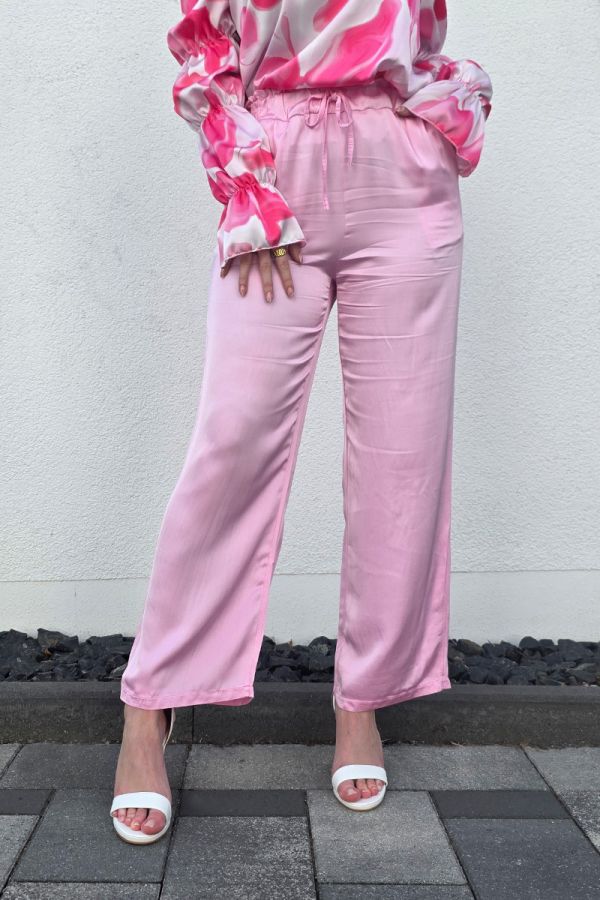 Diese edle Hose in Satin-Optik in einem eleganten Rosaton überzeugt mit einem hohen, elastischen Paperbag-Bund und einem lockeren, weiten Schnitt, der luftig und bequem sitzt. Seitliche Eingrifftaschen sorgen für praktische Details, während das fließende Material einen femininen Look unterstreicht. Ideal kombinierbar mit einem Bandeau-Top und Sandaletten für einen lässig-eleganten Casual Chic Style.