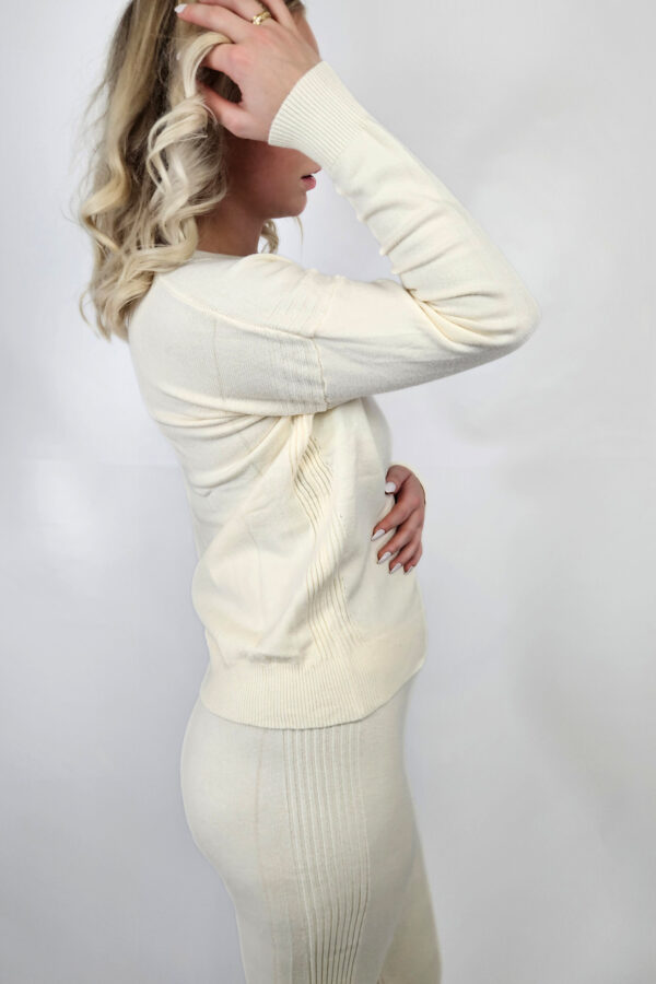 Das Chill Mode Set in vanilla ist die perfekte Kombination aus Stil und Komfort. Es besteht aus einem weichen Feinstrick Pullover und einer dazu passenden Jogginghose. Der Pullover hat eine reguläre Passform mit überschnittenen Schultern, die für einen lässigen Look sorgen. Die Rippbündchen am Halsausschnitt, an den Ärmeln und am Saum verleihen ihm eine stilvolle Struktur. Das Material ist super weich und elastisch, was ein angenehmes Tragegefühl garantiert. Die Hose im Feinstrick-Stil ist ebenfalls elastisch und bietet eine komfortable Passform durch den breiten Gummizug am Bund. Die Hosenbündchen am Saum und das High Waist Design runden den entspannten Look perfekt ab. Ideal für gemütliche Tage zu Hause oder für einen lässigen Freizeit-Look.