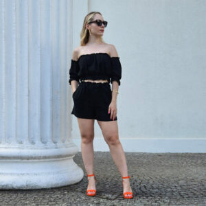 Das Sweet Summer Delights Se in schwarzt aus luftigem Baumwollstoff. Das Set besteht aus einem Off-Shoulder Crop Top mit elastischem Saum und Rüschen sowie ¾ Puffärmeln. Dazu gehören High Waist Shorts mit Seitentaschen und einem elastischen Bund, die für eine bequeme Passform sorgen.