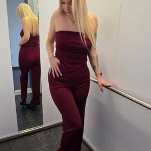 Weinrotes Damen Zweiteiler Set mit asymmetrischem Bandeau-Top aus geripptem, weich fließendem Stoff und passender High-Waist Palazzo-Hose mit weitem, eleganten Schnitt – ideal für Partys und Abendlooks.