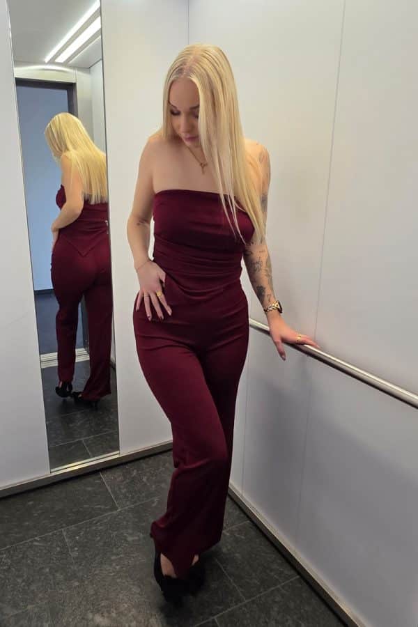 Weinrotes Damen Zweiteiler Set mit asymmetrischem Bandeau-Top aus geripptem, weich fließendem Stoff und passender High-Waist Palazzo-Hose mit weitem, eleganten Schnitt – ideal für Partys und Abendlooks.