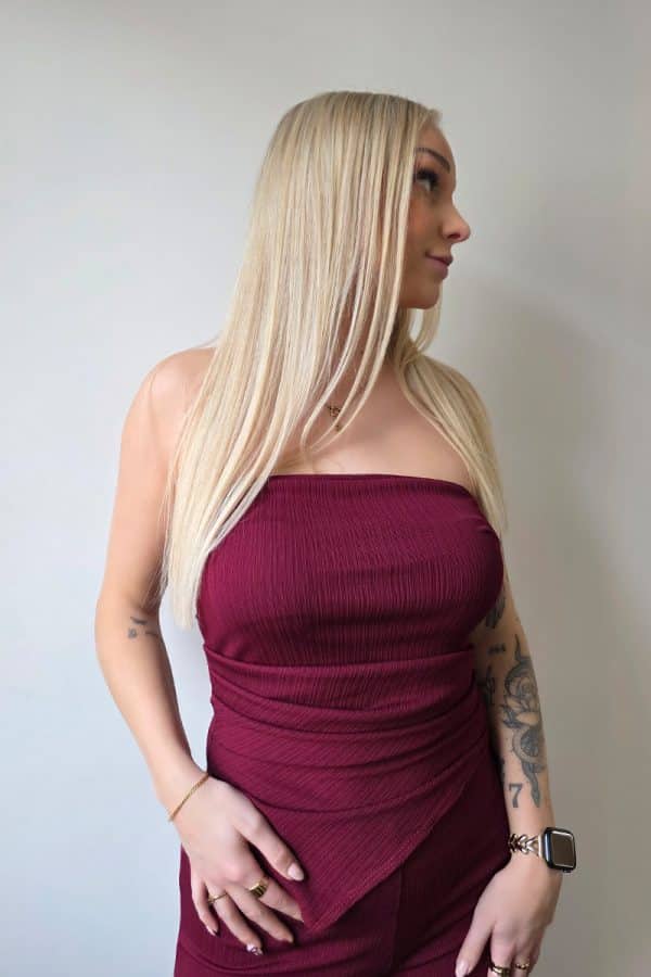 Weinrotes Damen Zweiteiler Set mit asymmetrischem Bandeau-Top aus geripptem, weich fließendem Stoff und passender High-Waist Palazzo-Hose mit weitem, eleganten Schnitt – ideal für Partys und Abendlooks.