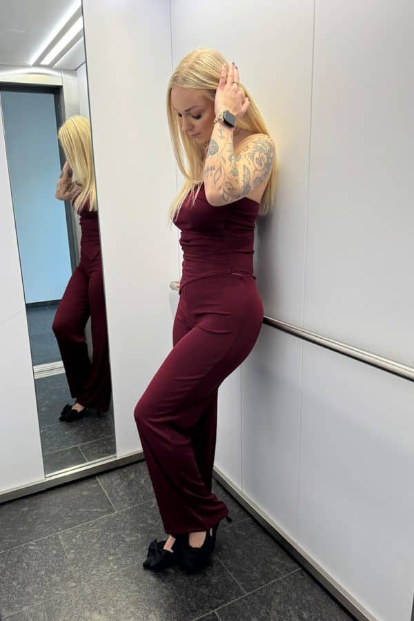Weinrotes Damen Zweiteiler Set mit asymmetrischem Bandeau-Top aus geripptem, weich fließendem Stoff und passender High-Waist Palazzo-Hose mit weitem, eleganten Schnitt – ideal für Partys und Abendlooks.
